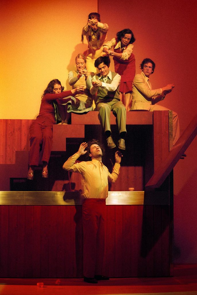 Isabelle Stoffel, Annedore Kleist, Verena Schonlau, Lajos Talamonti, Patric Schott, Sinta Tamsjadi, Julius Weiland, Foto: Freese/drama-berlin.de