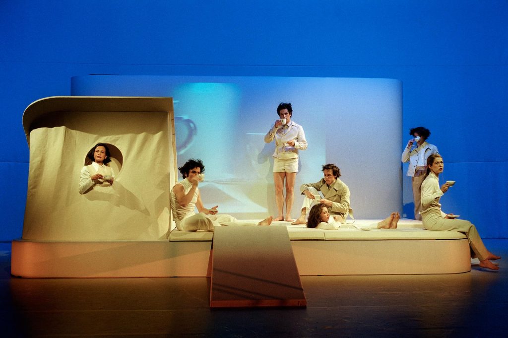  Sinta Tamsjadi, Patric Schott, Lajos Talamonti, Isabelle Stoffel, Julius Weiland, Martin Clausen, Verena Schonlau, Foto: Freese/drama-berlin.de