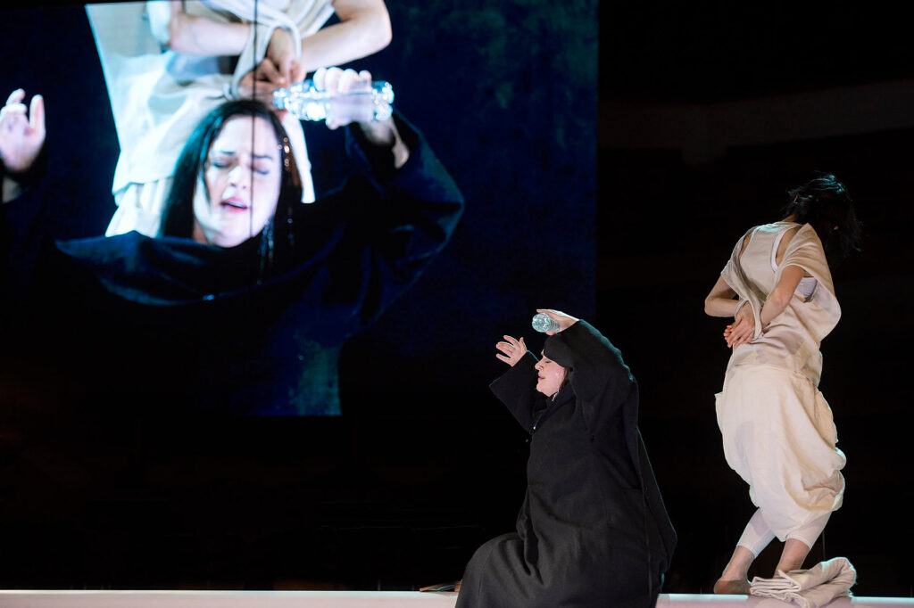  photo: Monika Rittershaus