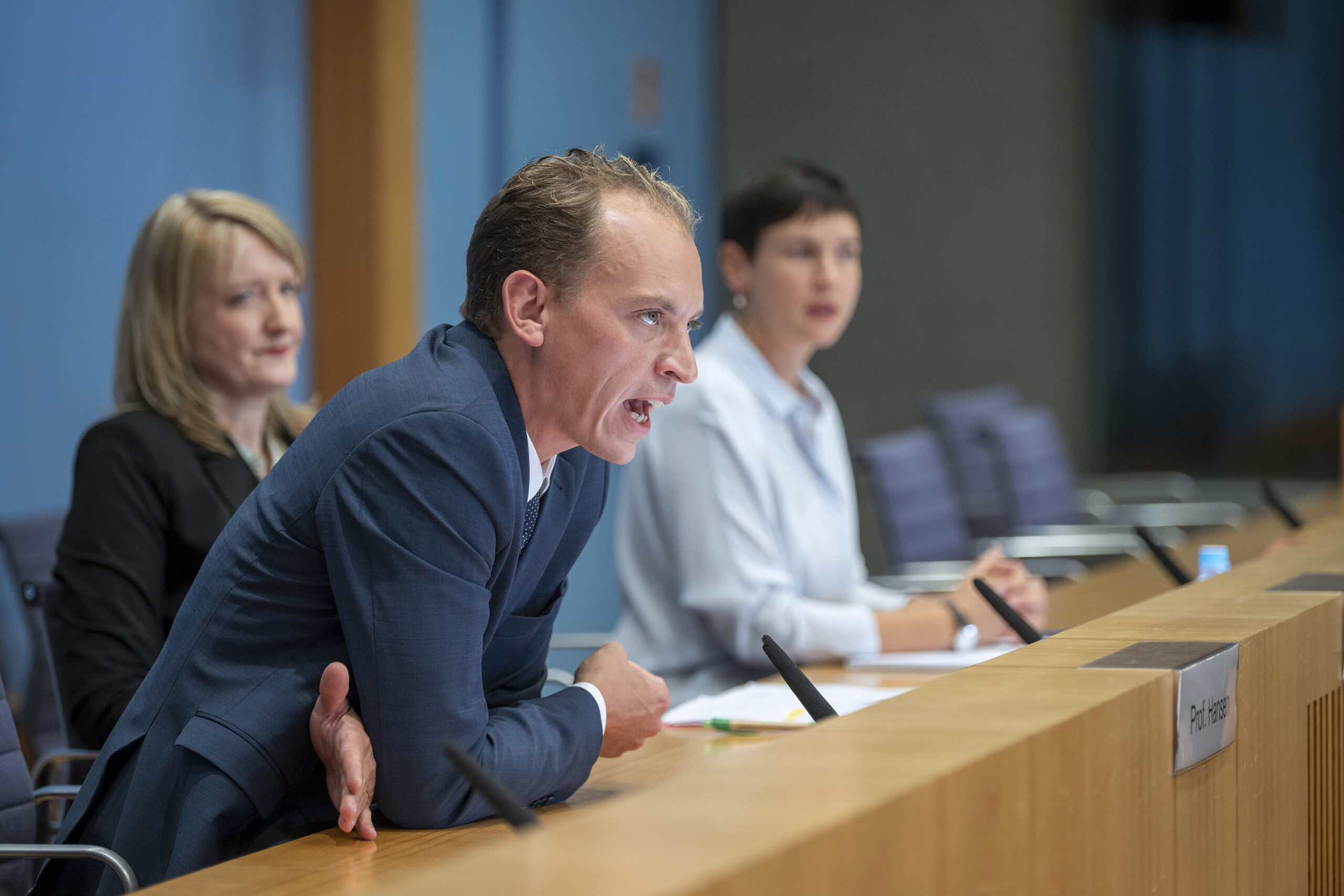 Ein Volksbürger, Frederik Schmid, Annedore Kleist, Klara Pfeiffer, 