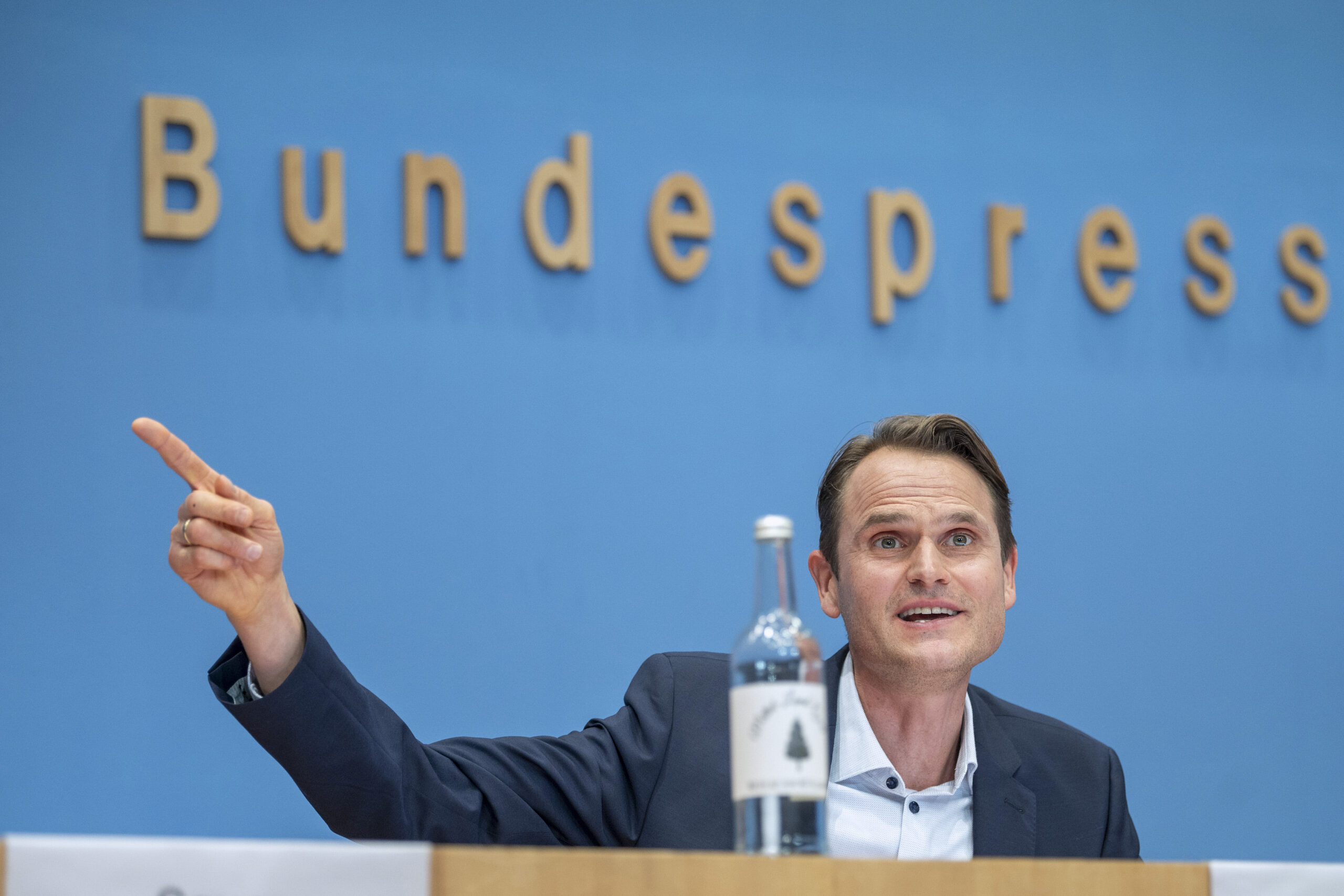 Ein Volksbürger, Fabian Hinrichs, 