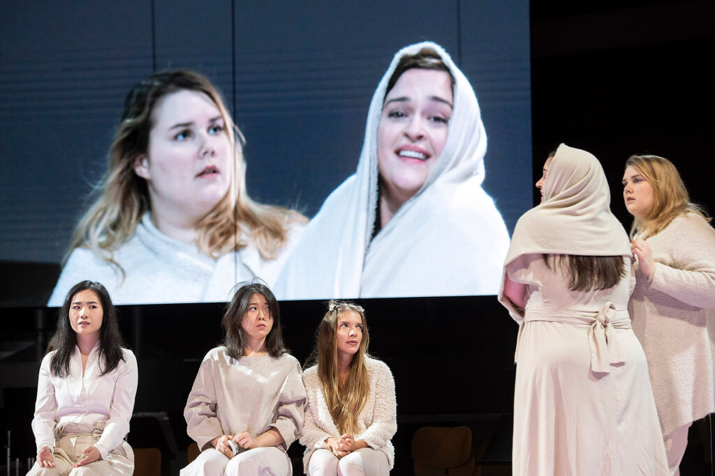  photo: Monika Rittershaus