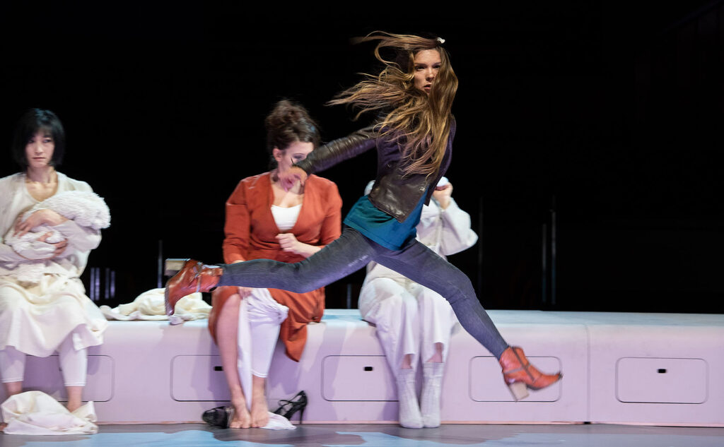  Ekaterina Bazhanova, Yui Kawaguchi, Sarah Laulan, photo: Monika Rittershaus